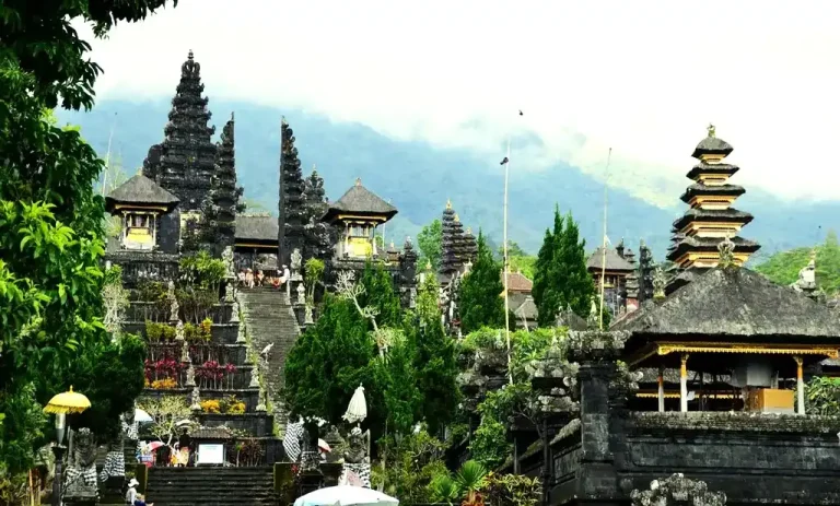Ilustrasi artikel: Pura Besakih dari jaman Bali kuno hingga sekarang