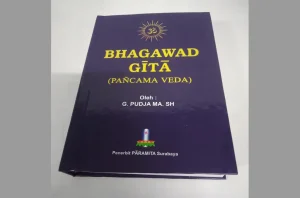 Kitab Bhagawad Gita Pancama Weda Panduan Hidup dan Spiritual Hindu Terlengkapa